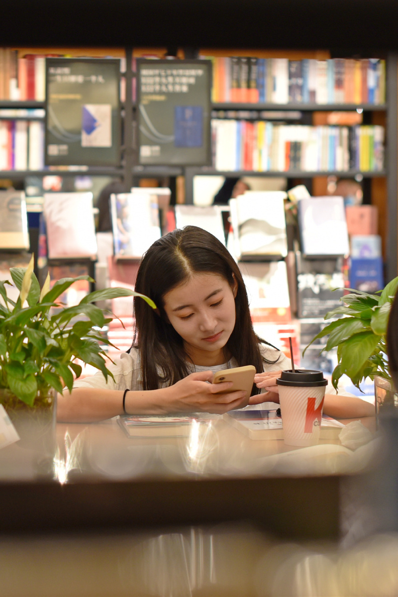 西西弗书店看书的女孩