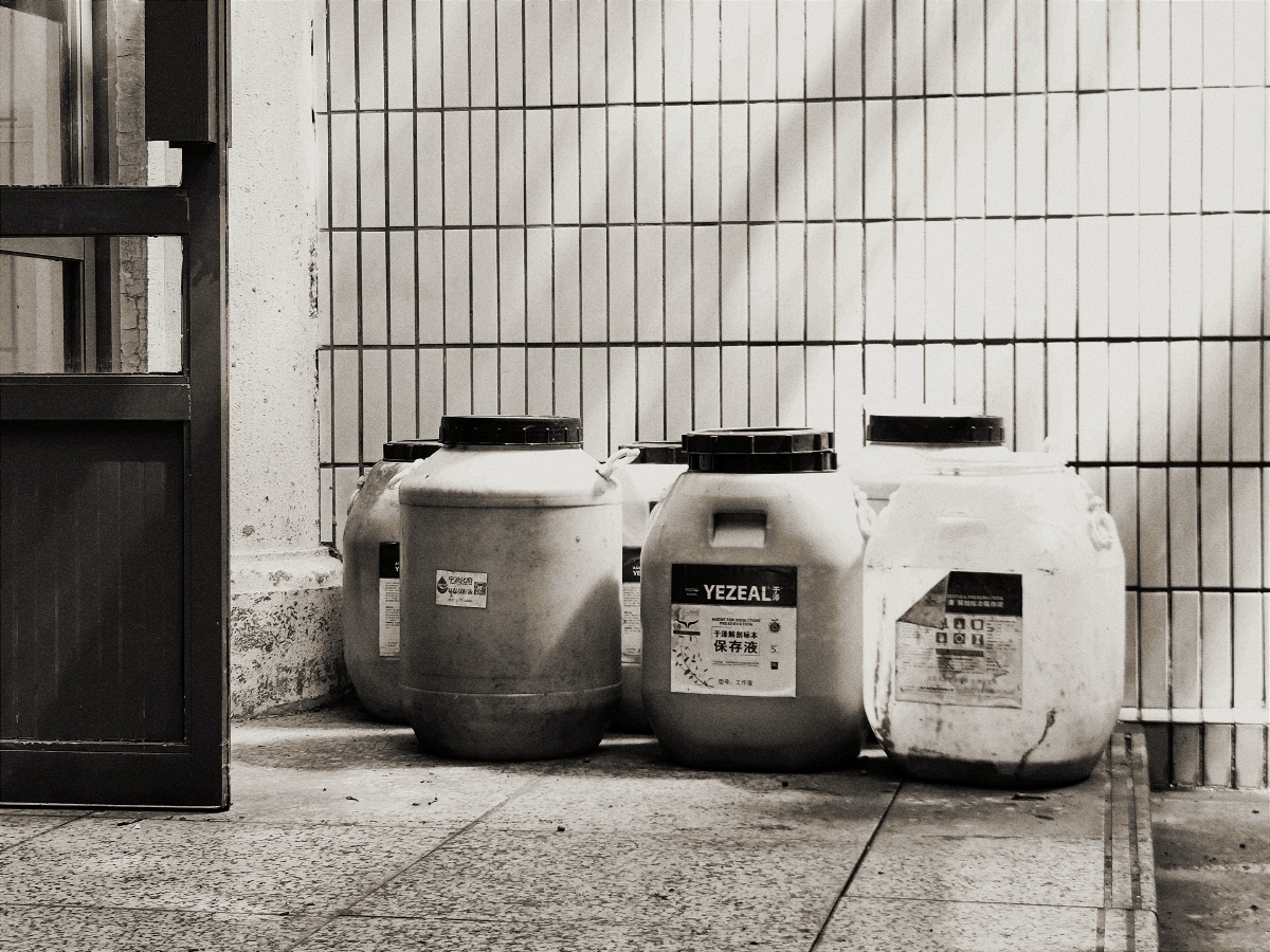 阳光照射在保存尸体的福尔马林液上