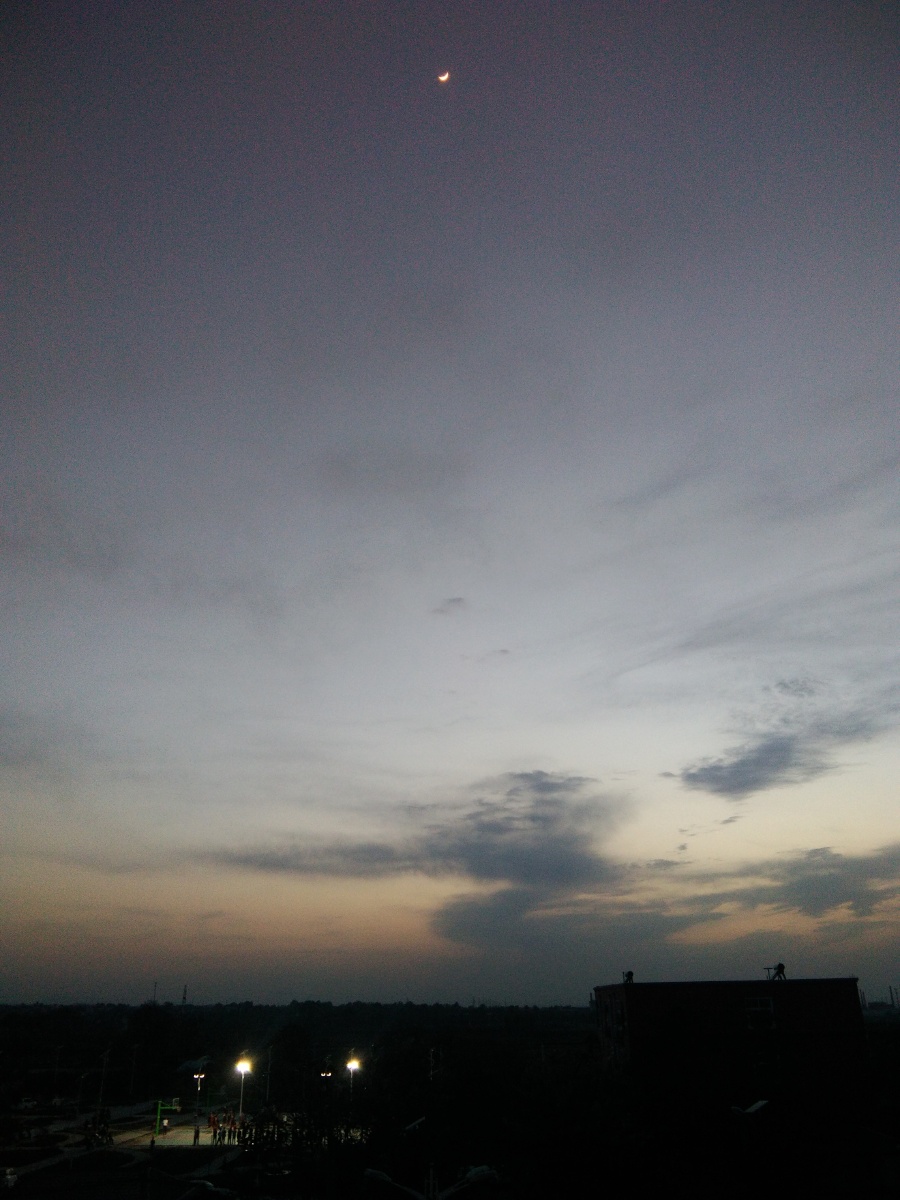 天渐渐黑了呢你能看见月亮吗