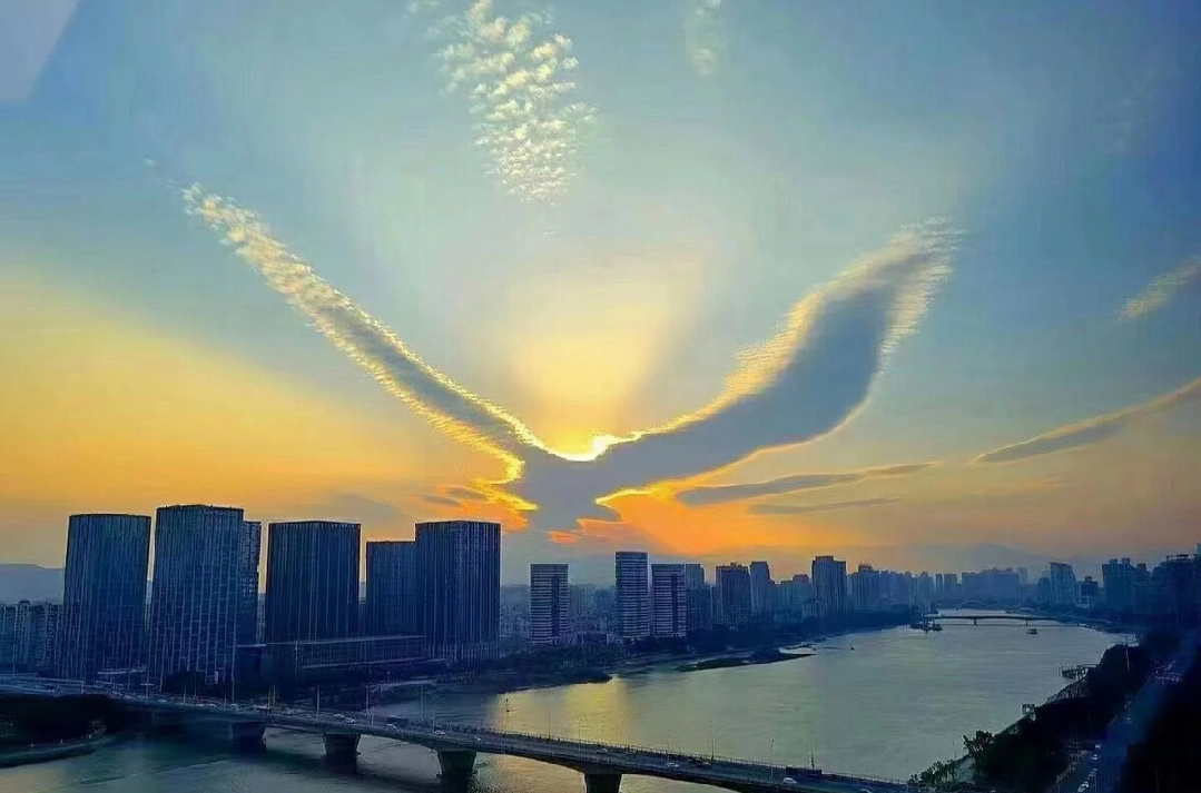 天上的云像一只巨大的老鹰覆盖着世界