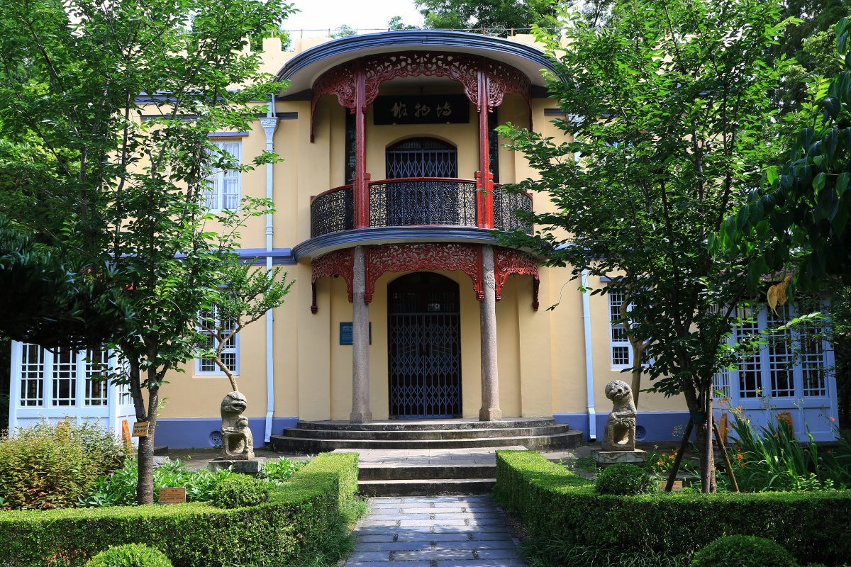 南通博物苑位于南通城东南濠河之滨,是中国人创办的第一座博物馆,由