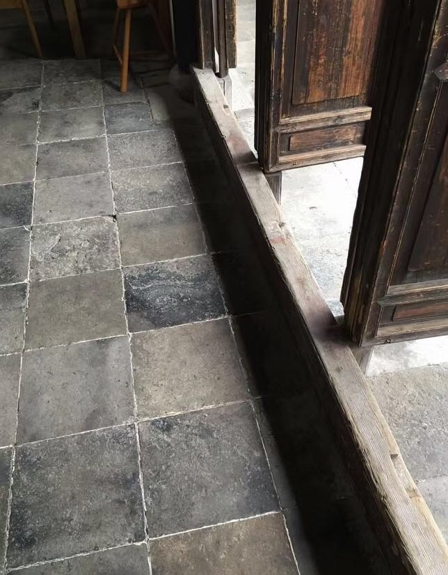 提起木门槛我们都认为越用越烂定期要换广州西关一处四百多年的老宅