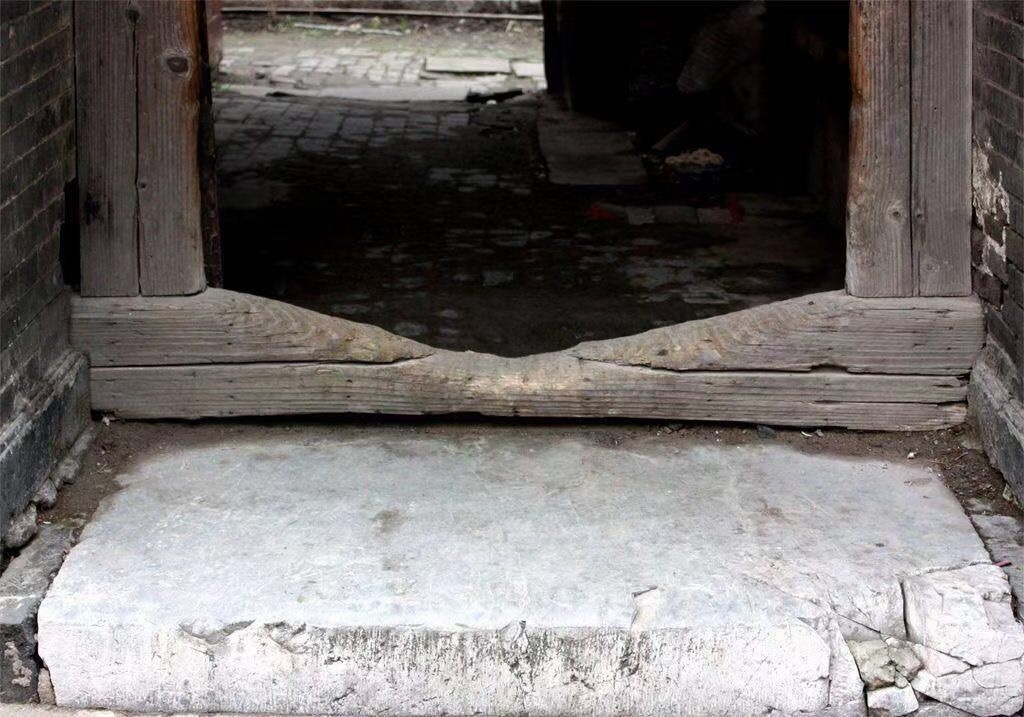 提起木门槛我们都认为越用越烂定期要换广州西关一处四百多年的老宅