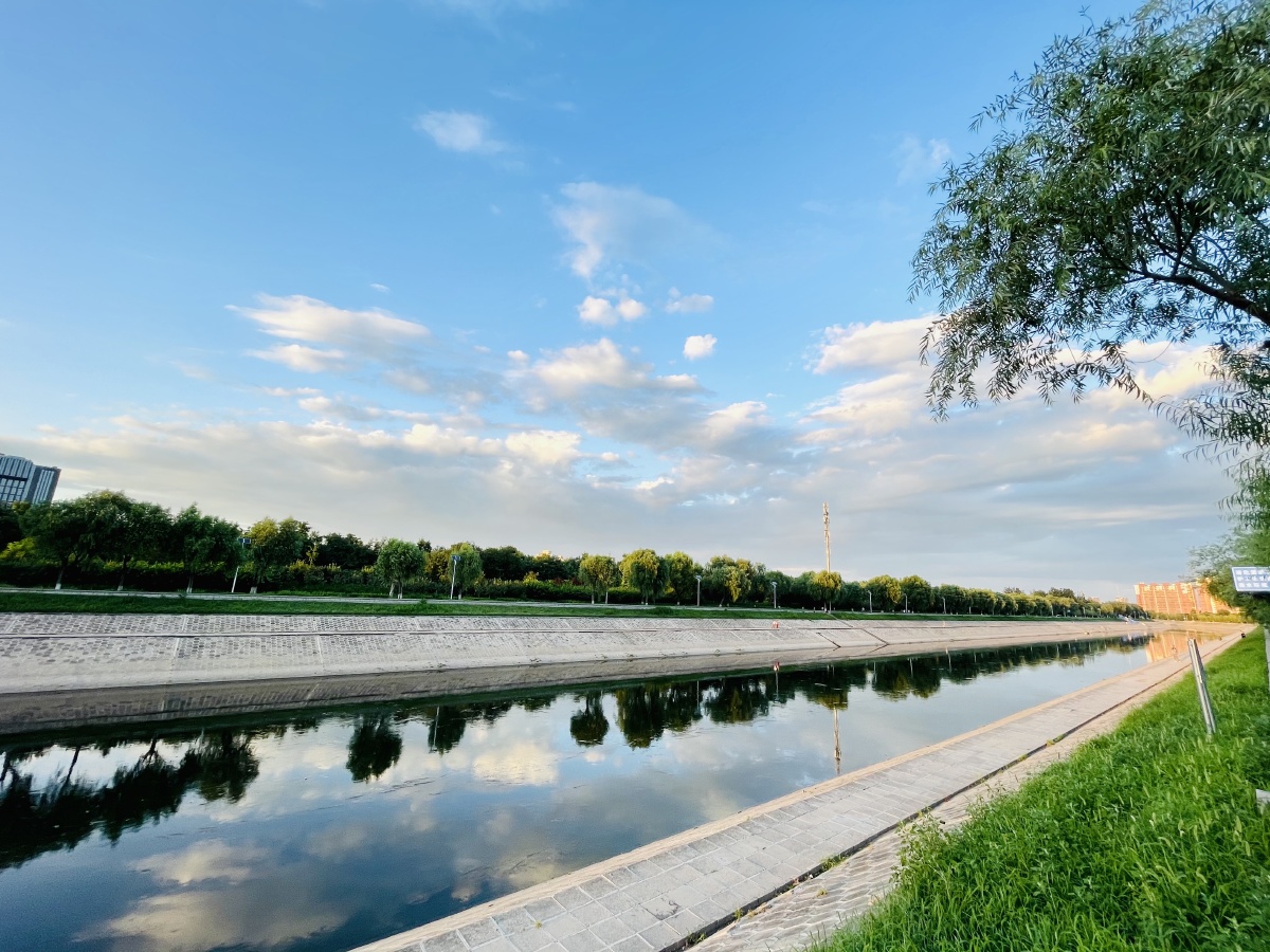 通惠河畔日落黄昏时蓝天白云映衬下晚风中含有温柔沉静的光芒谁不爱