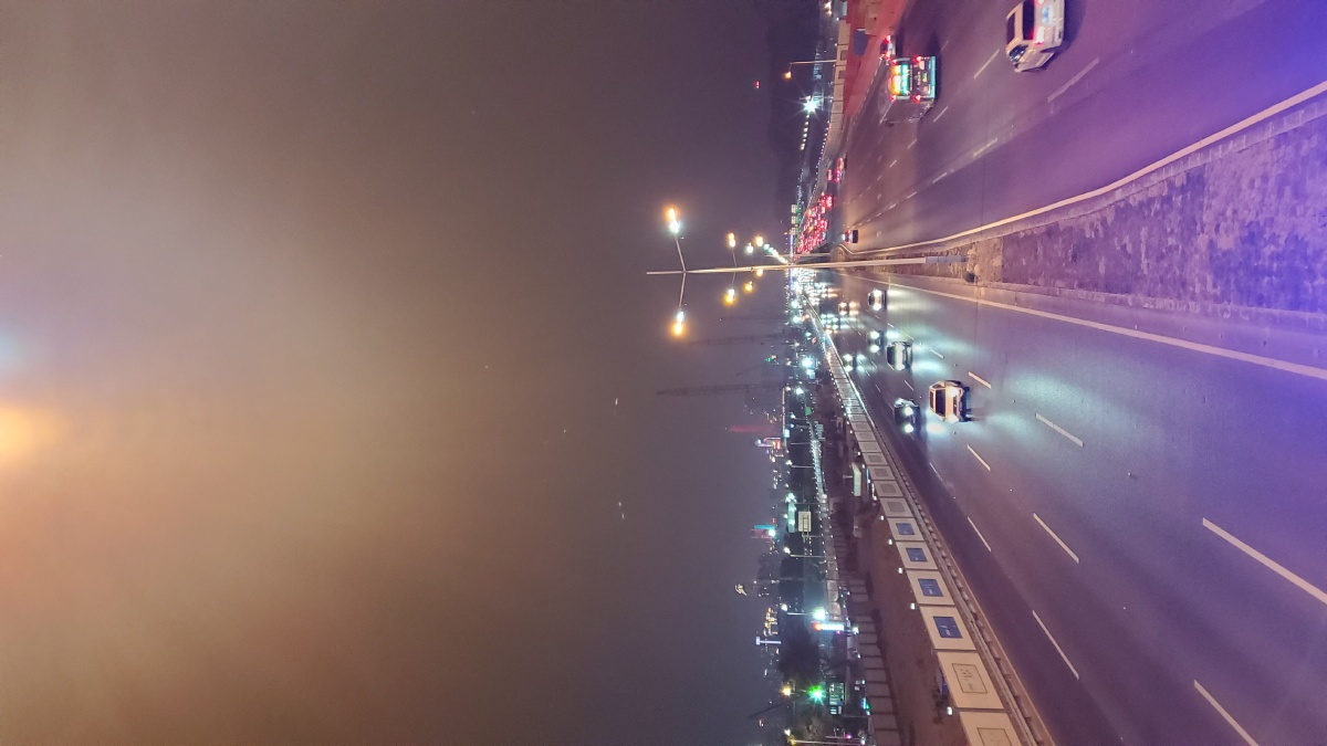 夜色月光下的车水马龙城市道路