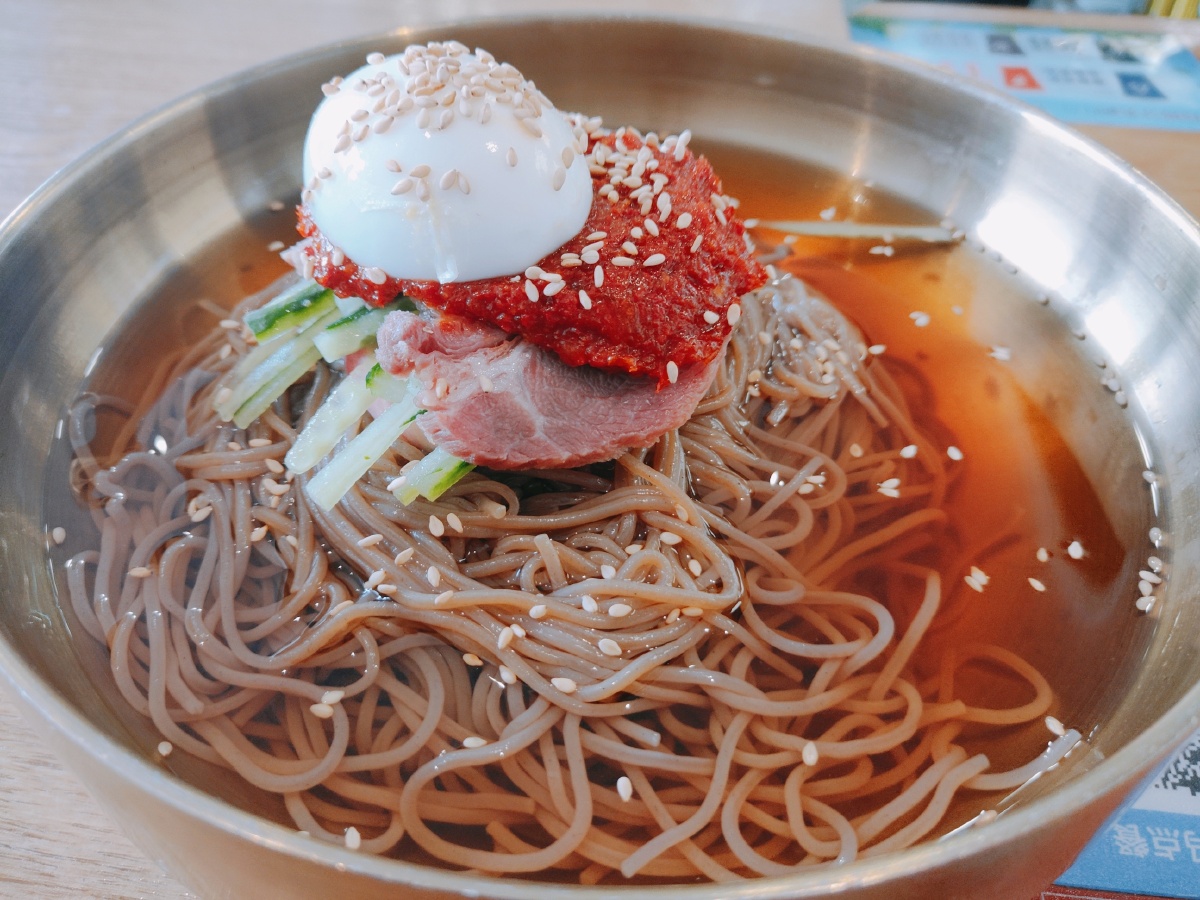 朝鲜冷面凉凉爽爽的汤荞麦面细腻软滑有弹性的口感以及韩式酱料的酸甜