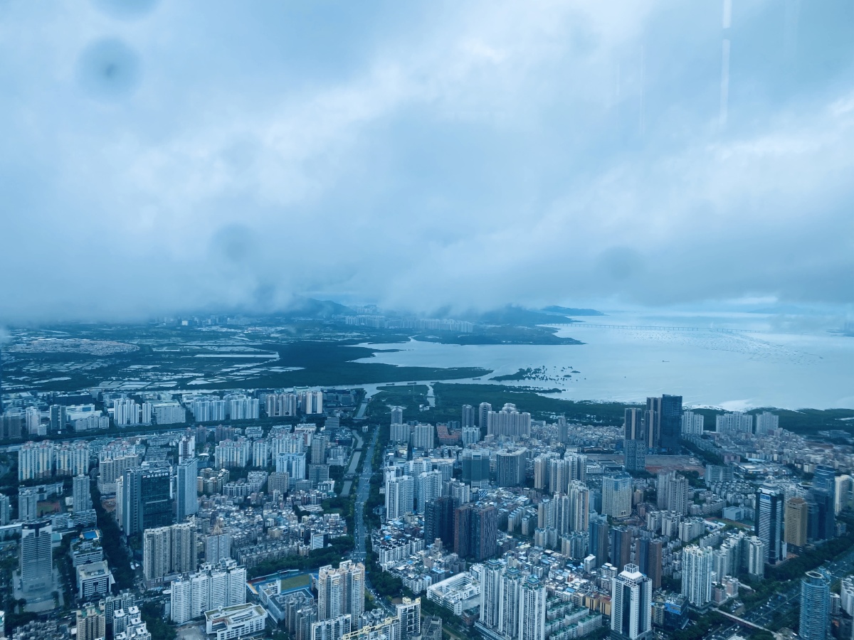 黑暗中的灯塔高处眺望的深圳