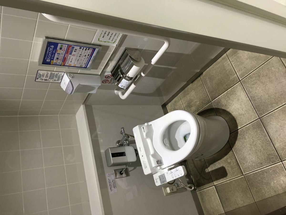 日本公共场所的卫生间确实没有异味而且有放音乐怕在用厕所的人发出