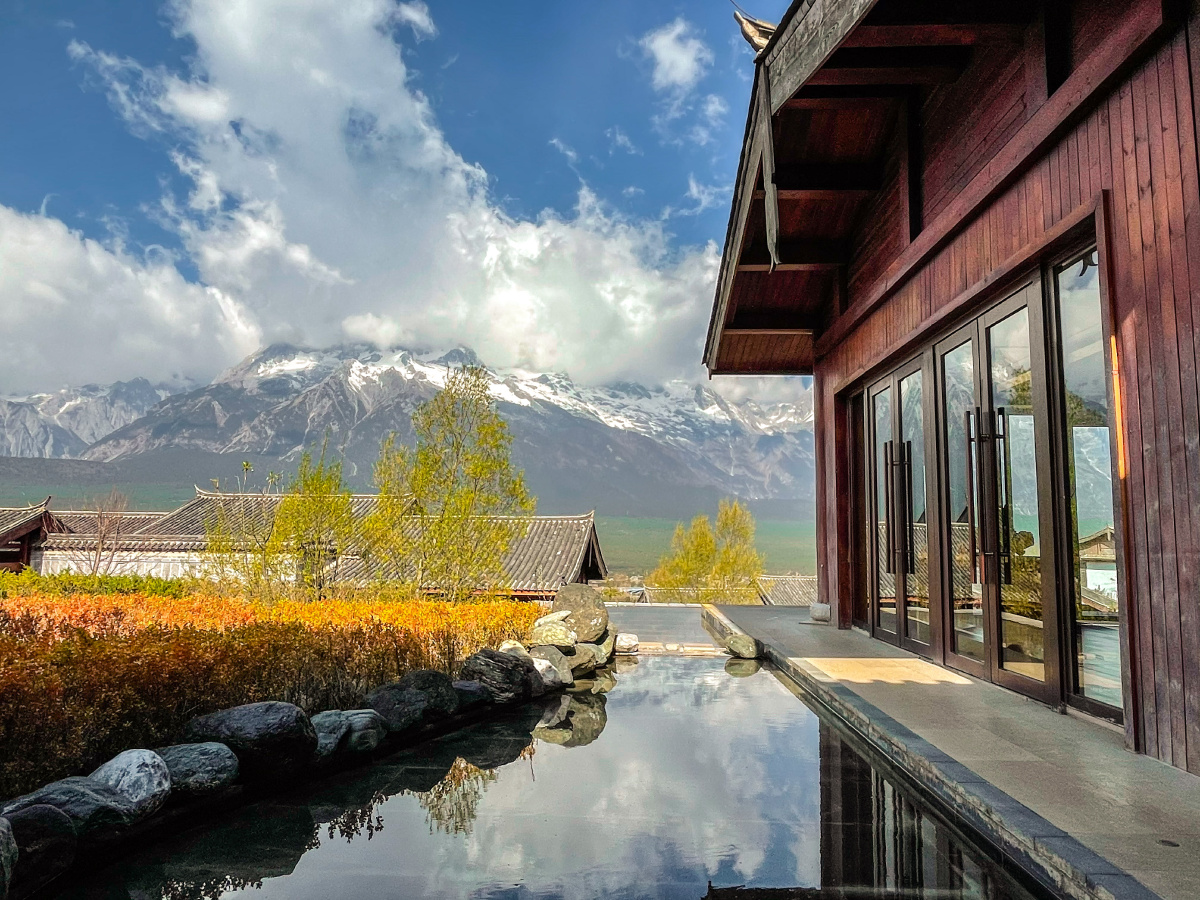 玉龙雪山下的风景丽江金茂璞修雪山酒店