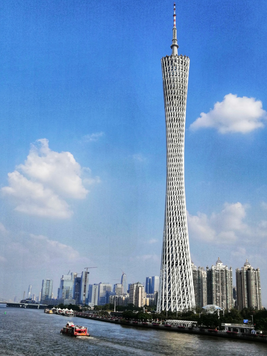 蓝天白云下的广州塔