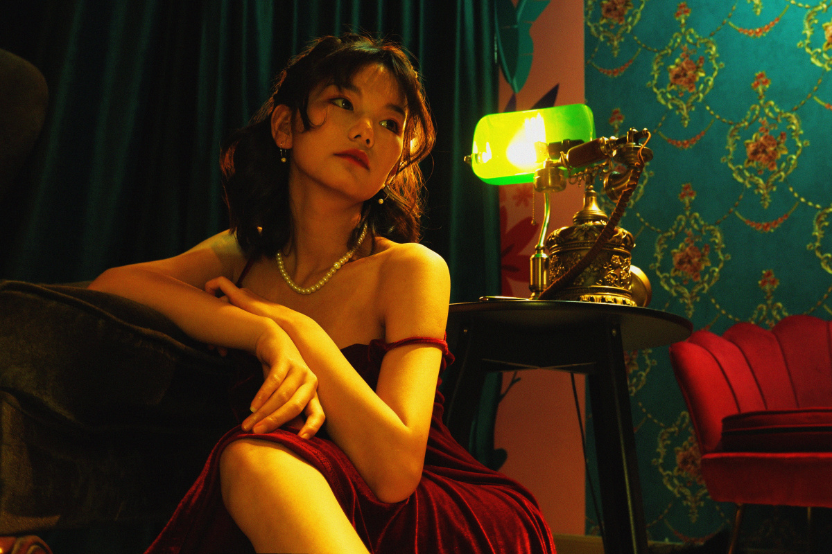 锦袍华贵淑女娇玲珑曲折现苗条媚态横生销魂处飘然漫步飞燕骚模特加蜜