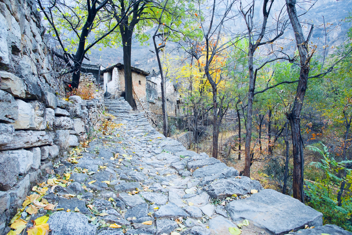 宁静的小山村秋天很美