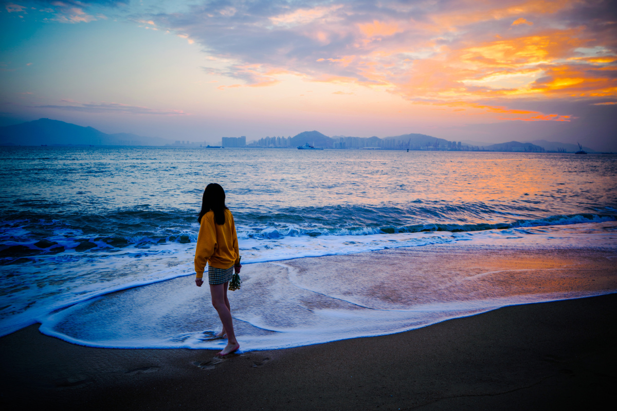 人与大海眺望红霞