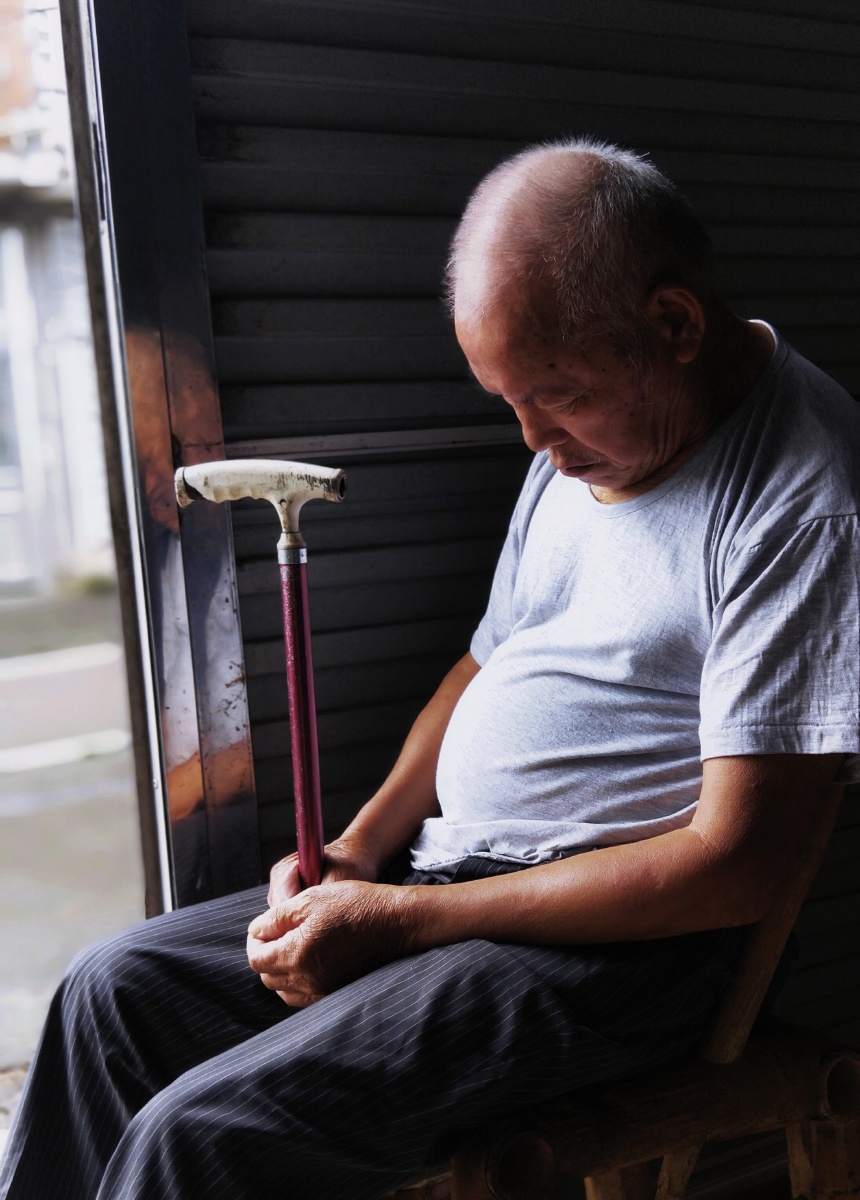 乡村屋中老人坐着睡着了