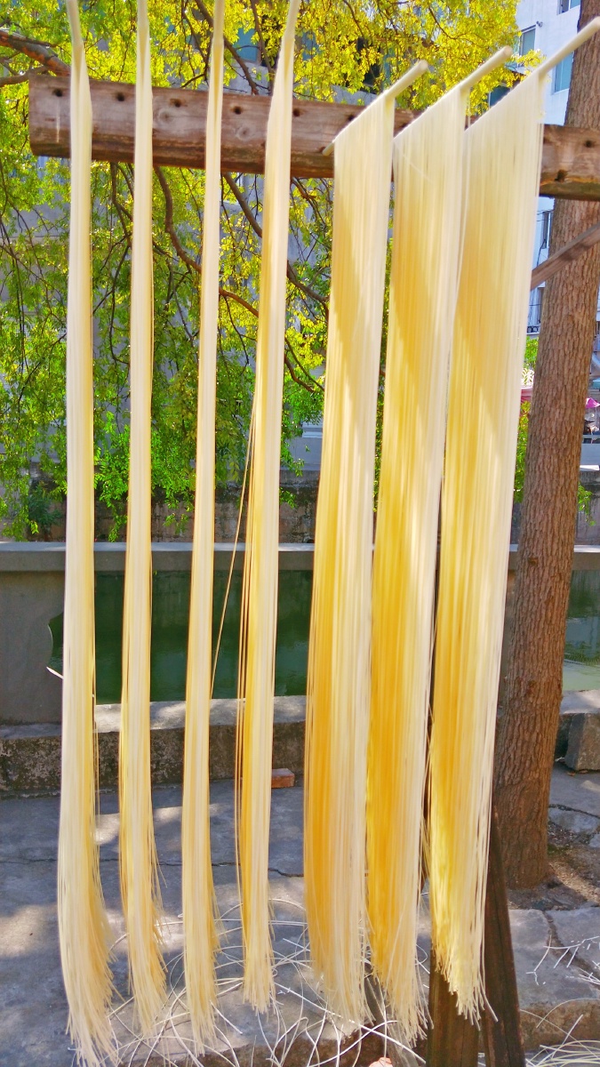 长长的面条制作好晒晒太阳路口的面条坊