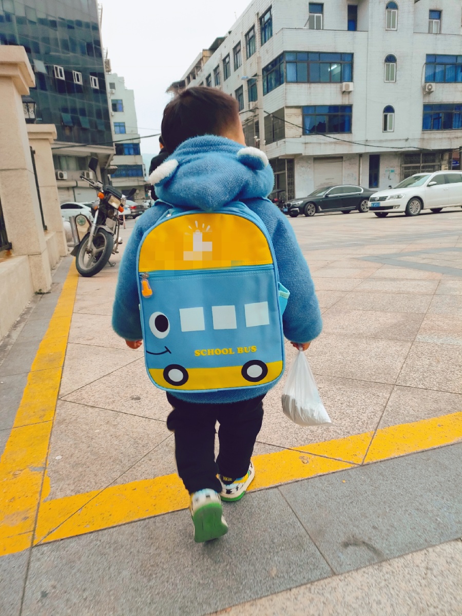 开学的小朋友孩子背影