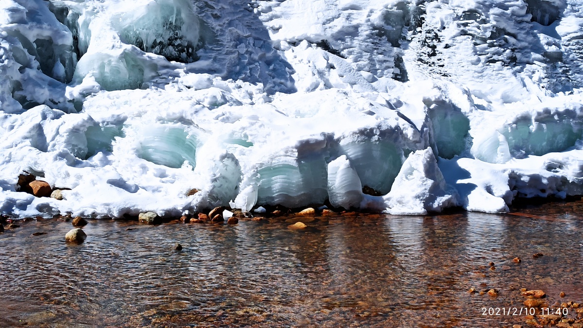 雪山下的冰泉