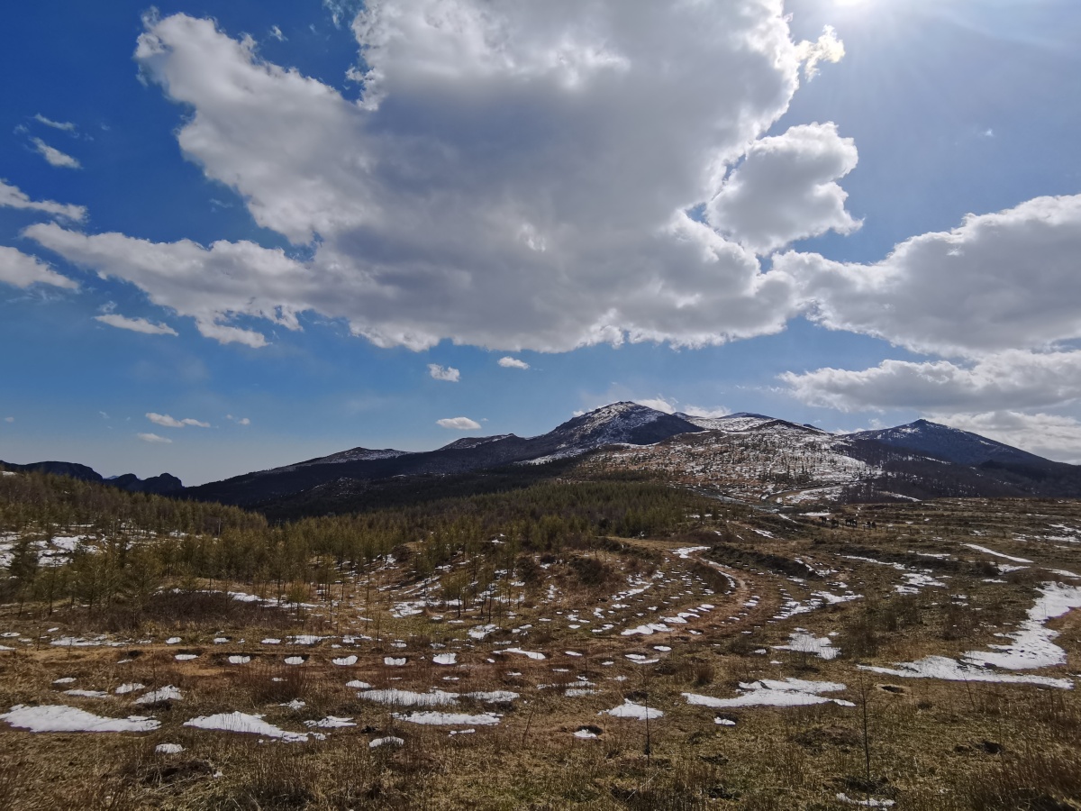 谁能想到这皑皑雪山是5月份的北京呢门头沟灵山北京市最高峰