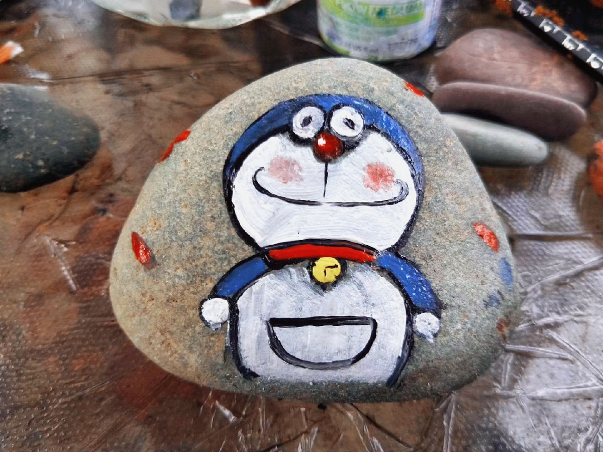 用河边的小石头画了一个哆啦a梦它就躺在这都感觉好治愈