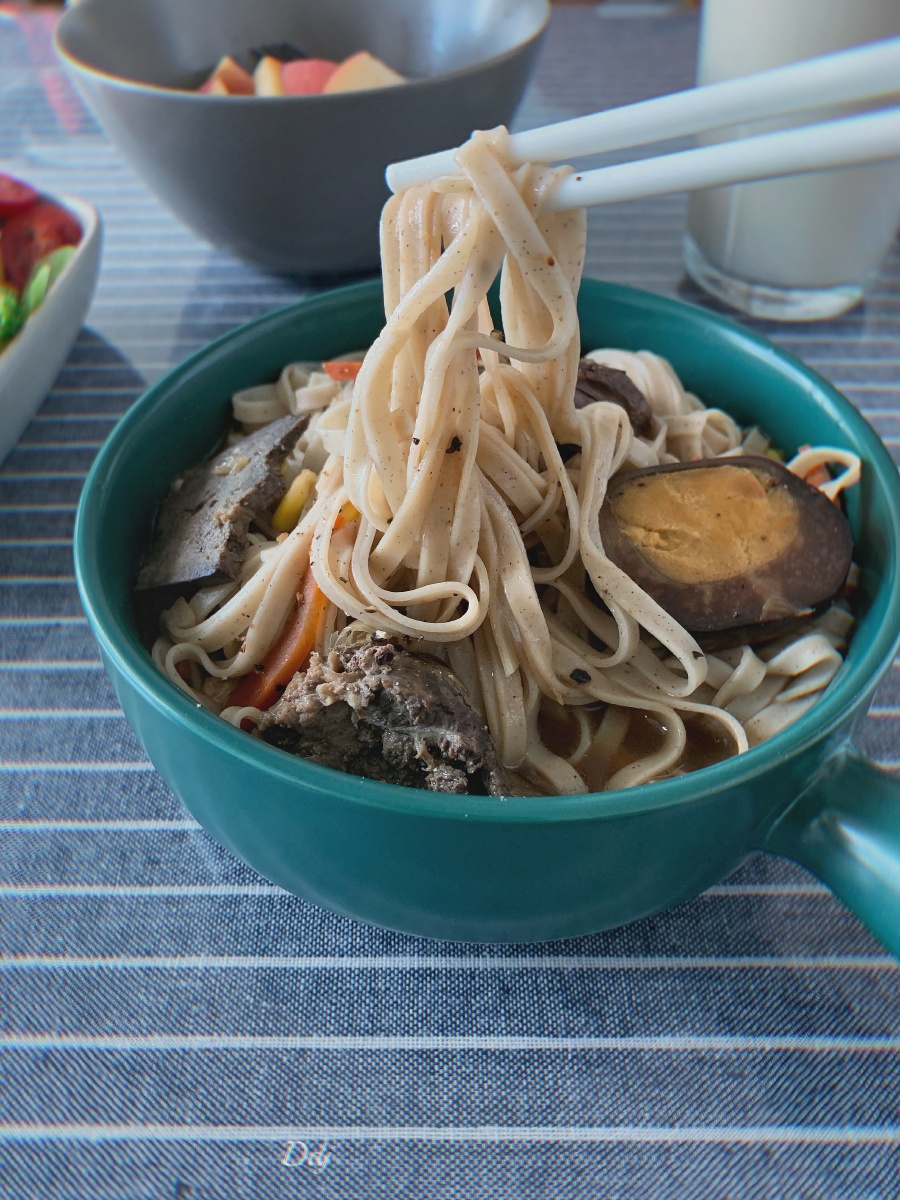 第一次尝下这个藜麦粗粮面条据说低脂