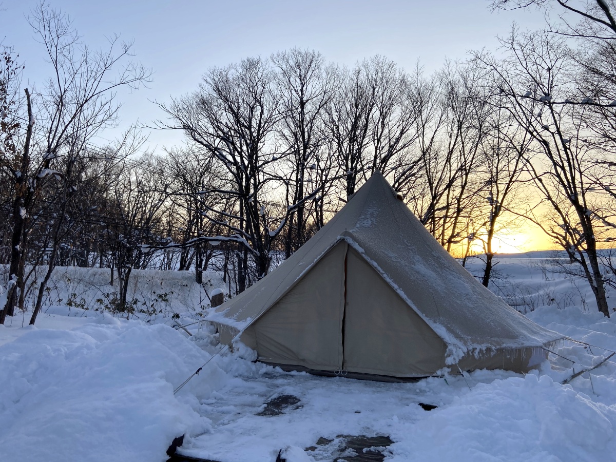 冬季下雪中的帐篷