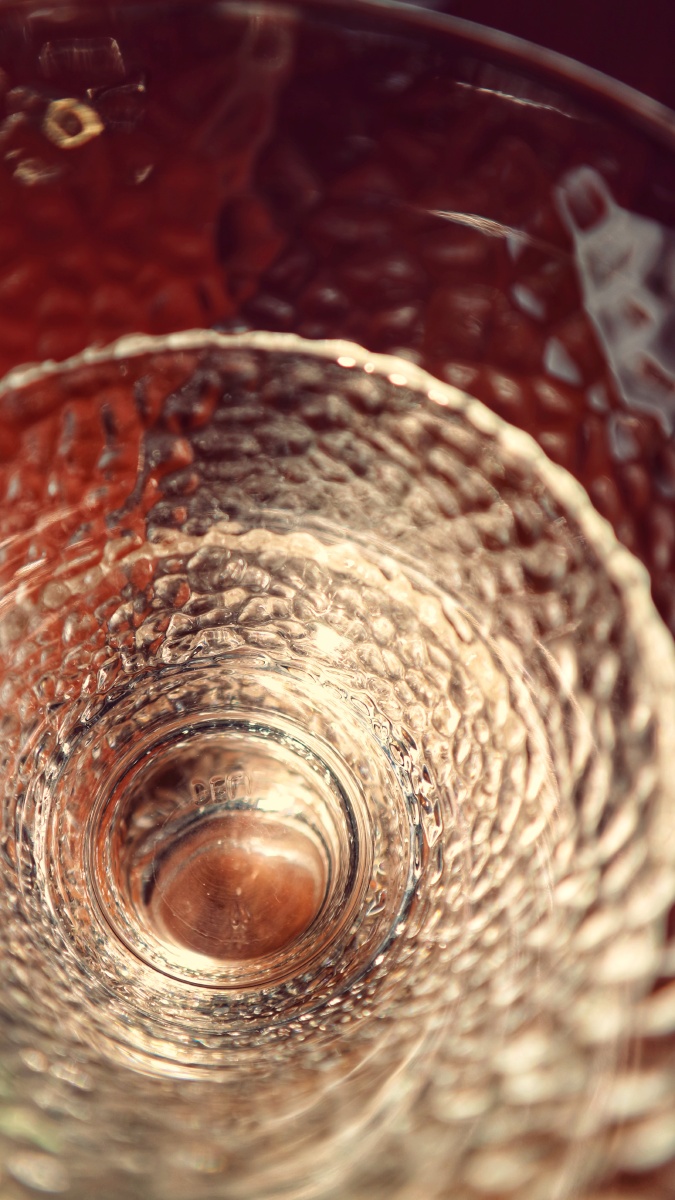 抽象的玻璃杯红色背景漩涡暖色