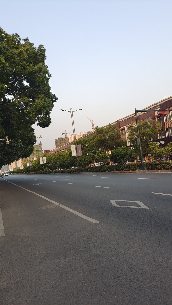 傍晚的乡镇街道也有一番美景