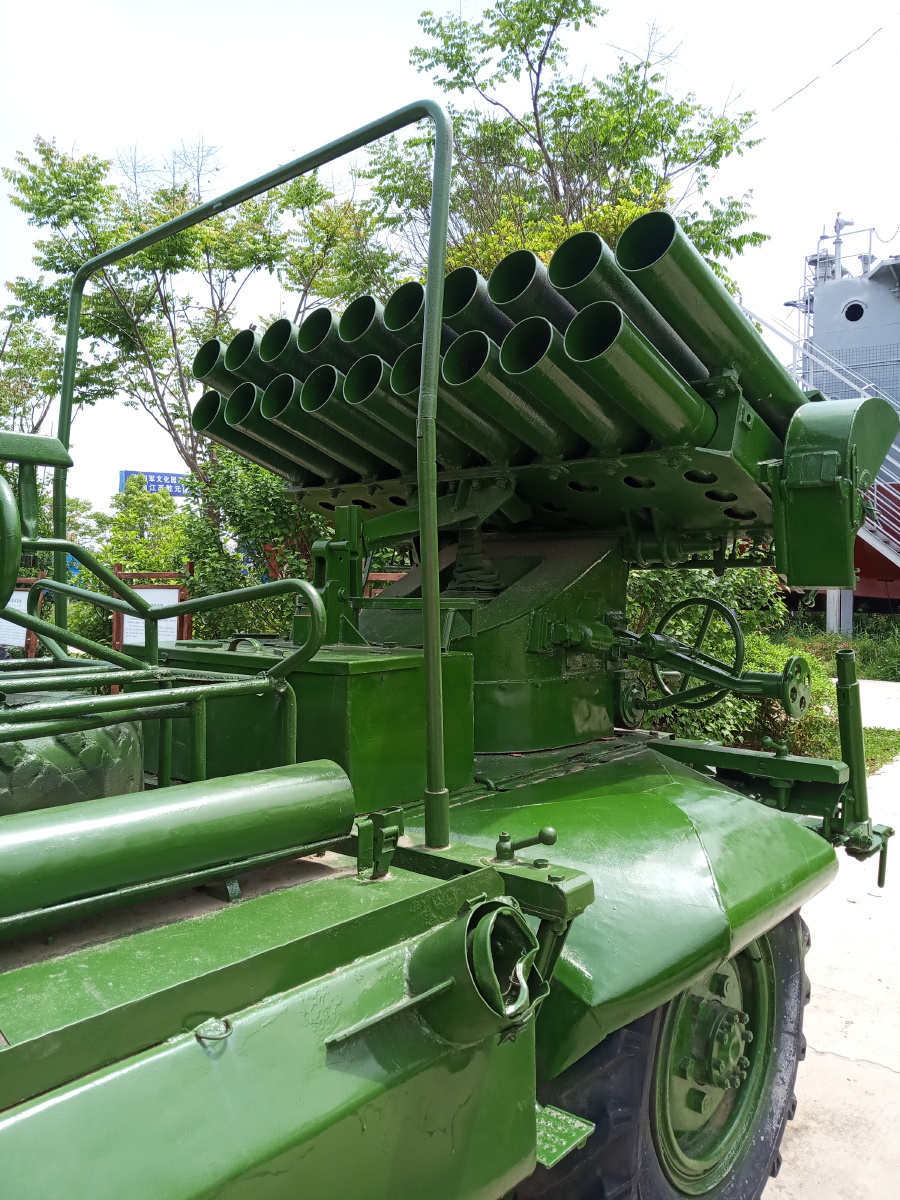 国产老式多管火箭炮机动车