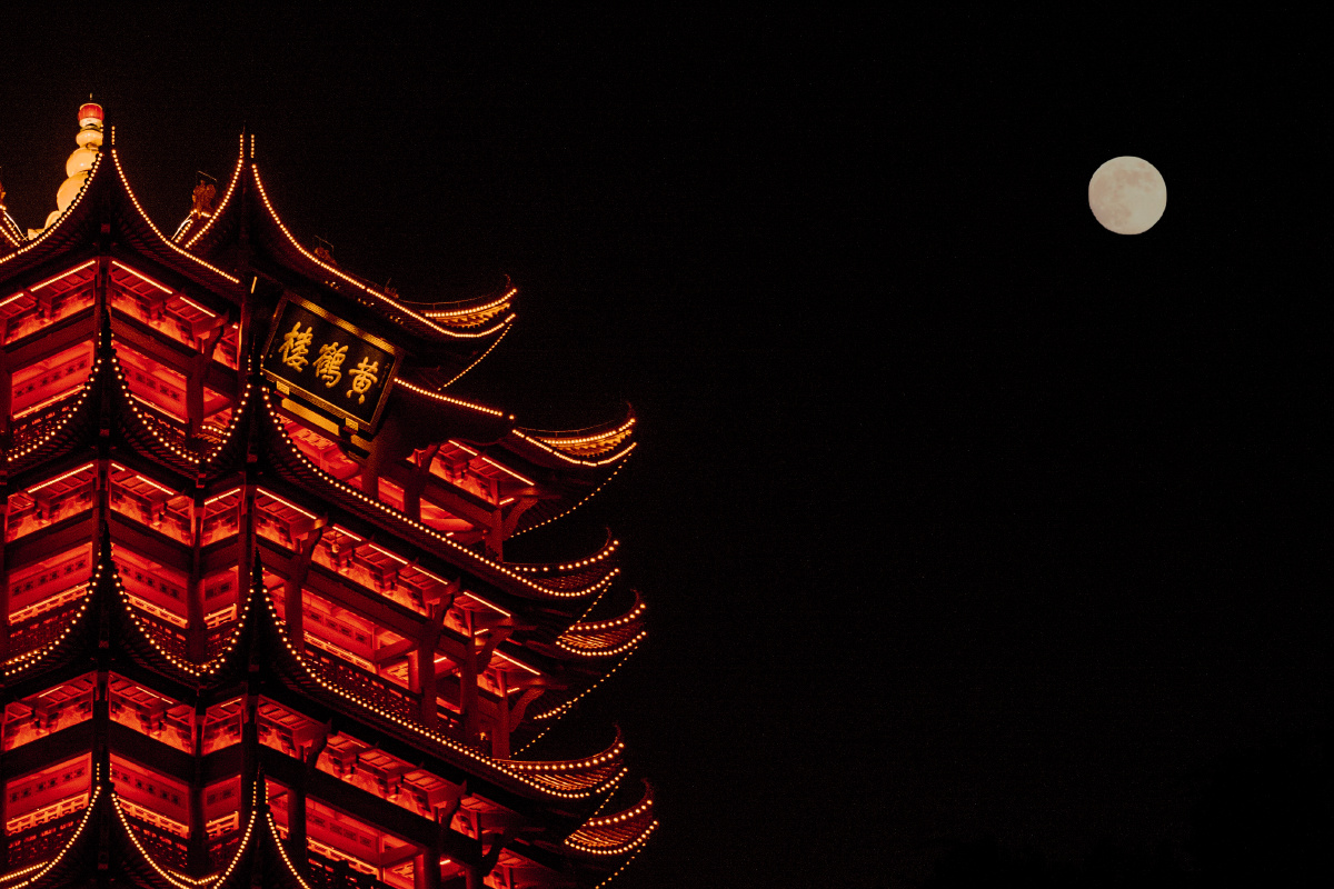 黄鹤楼夜景藏在市井中的黄鹤楼烟火气与繁华共生有种众里寻他千百度