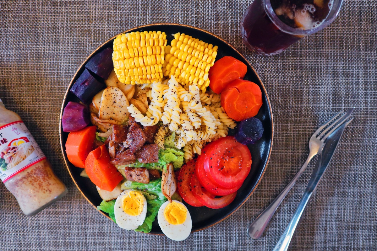 午餐来杯冰美式咖啡享受美味的轻食沙拉