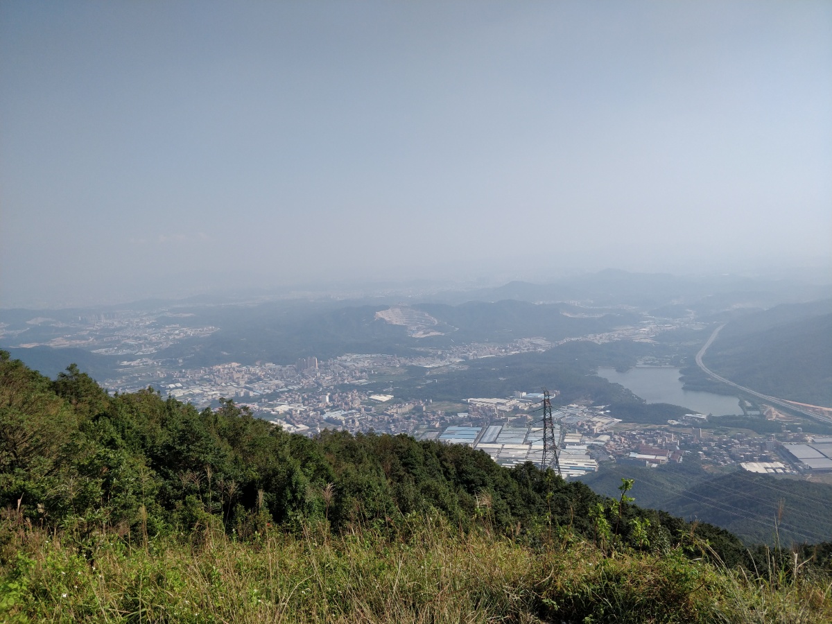 银瓶嘴位于东莞东部与惠州接壤远望像一尊银瓶山尖如嘴银瓶山流传着