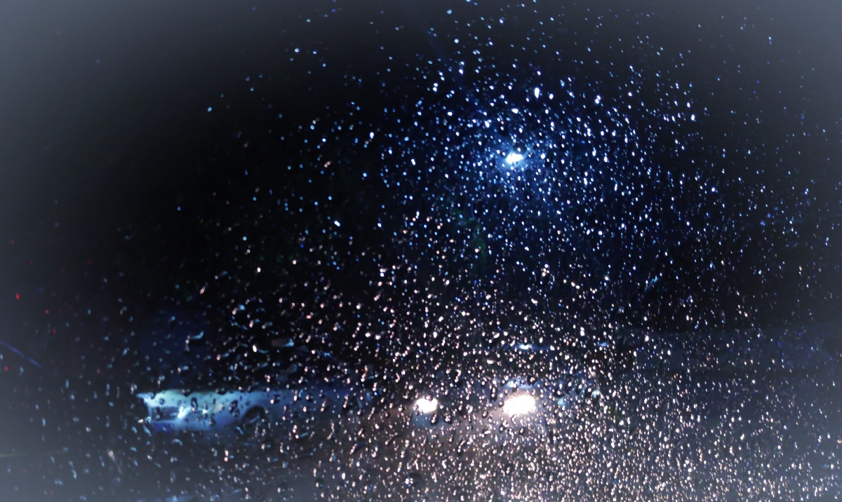 雨天夜晚车里拍摄有点星空的感觉撒