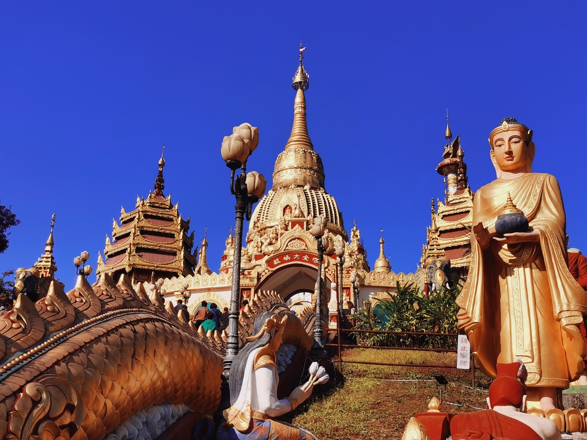 云南德宏州的大金塔洗涤心灵的地方