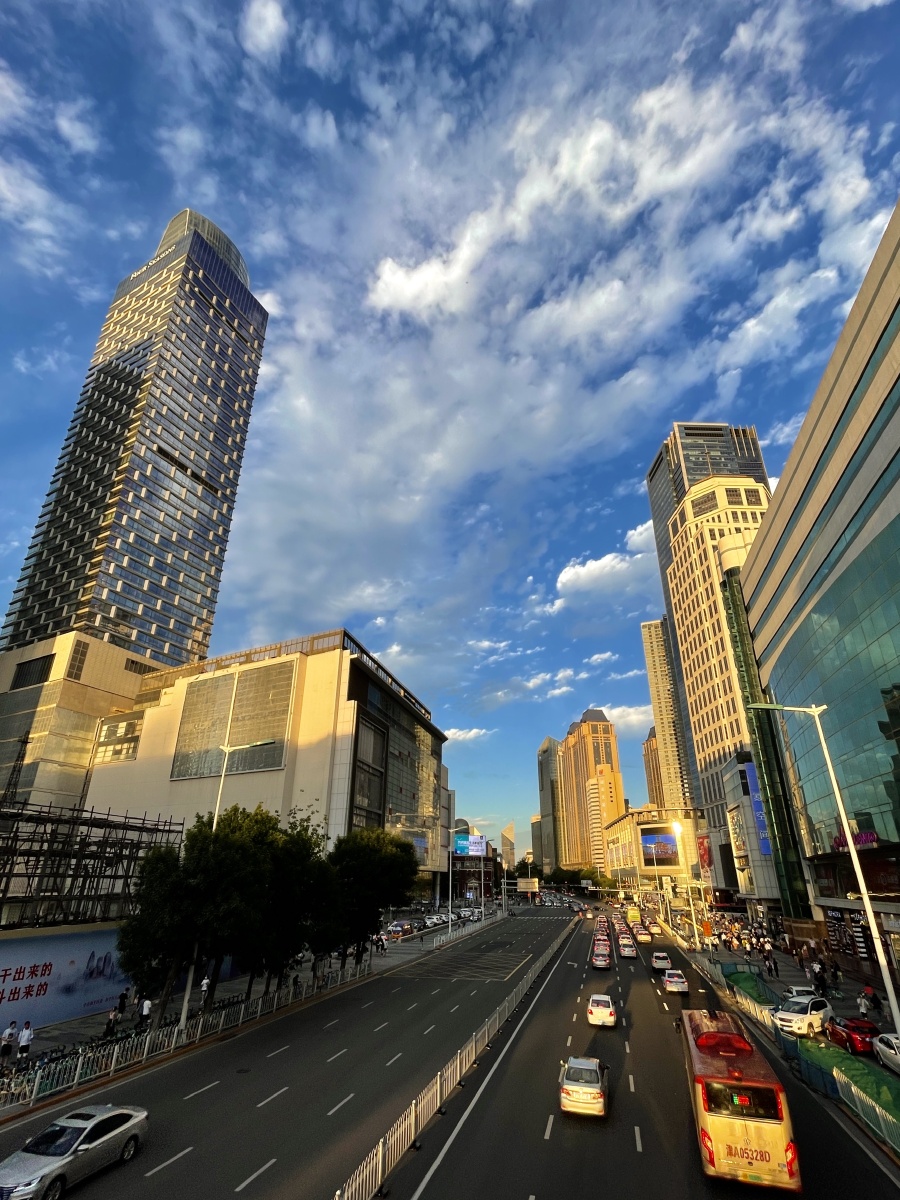 昨日手机抓拍天津市中心街景南京路与宾江道交口