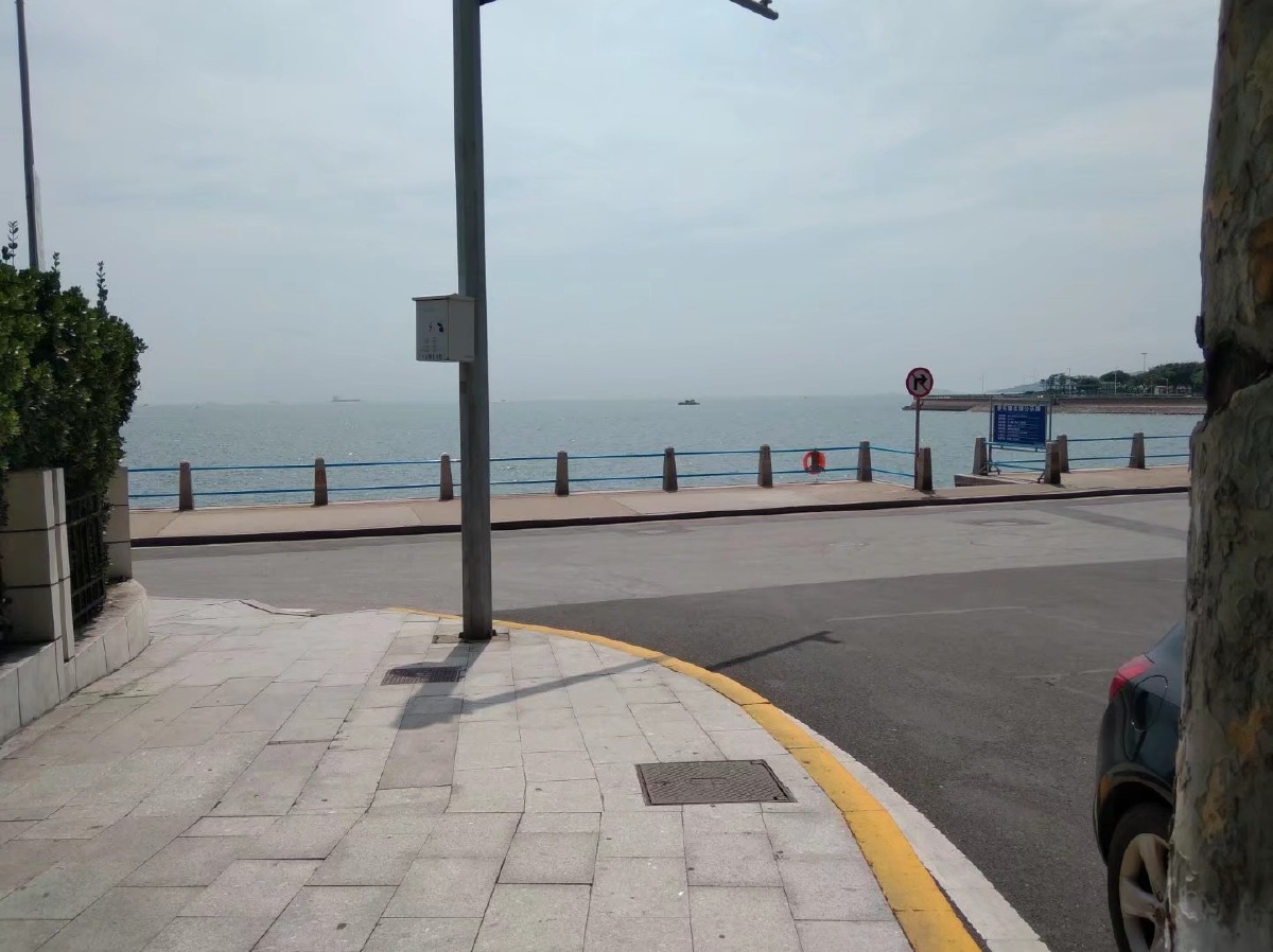 青岛西镇一处可以看见海的地方