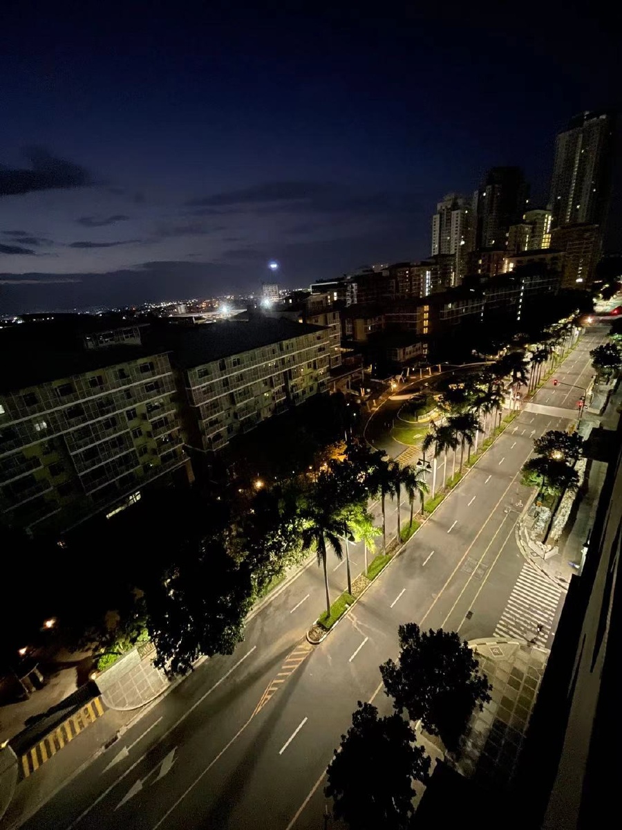俯瞰深夜中马尼拉街道