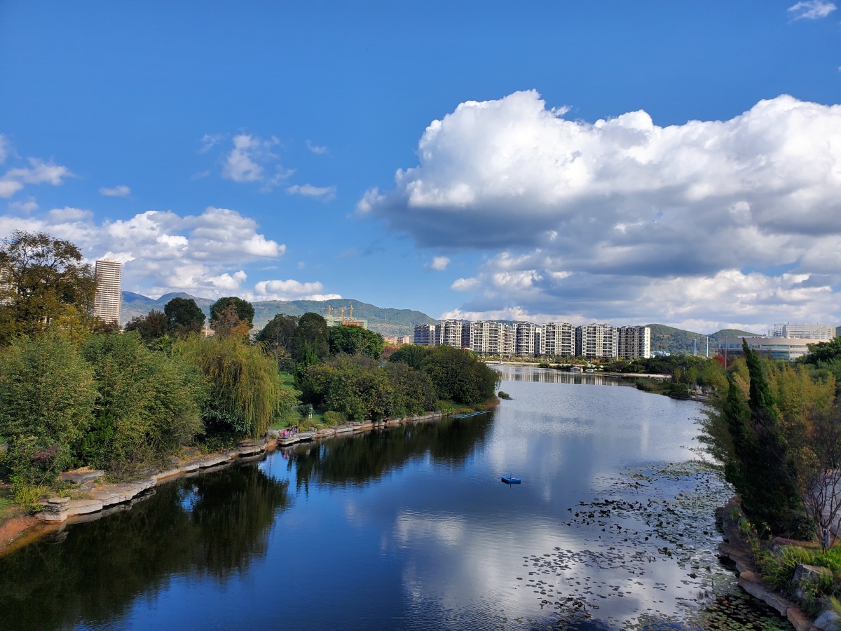 你的城市北风拂拂我的城市阳光明媚蓝天白云晴空万里