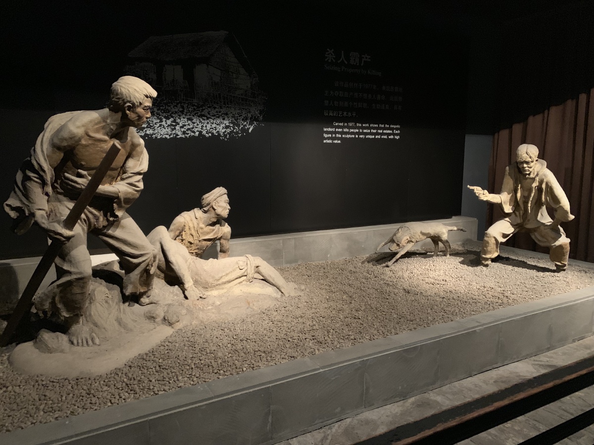 泥雕再现地主收粮场景人物刻画细腻生动雕塑精致传神