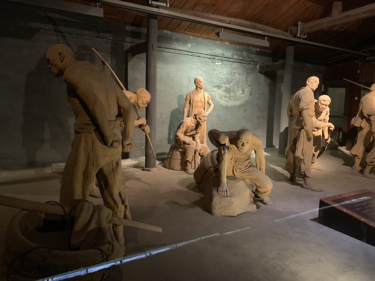 泥雕再现地主收粮场景人物刻画细腻生动雕塑精致传神