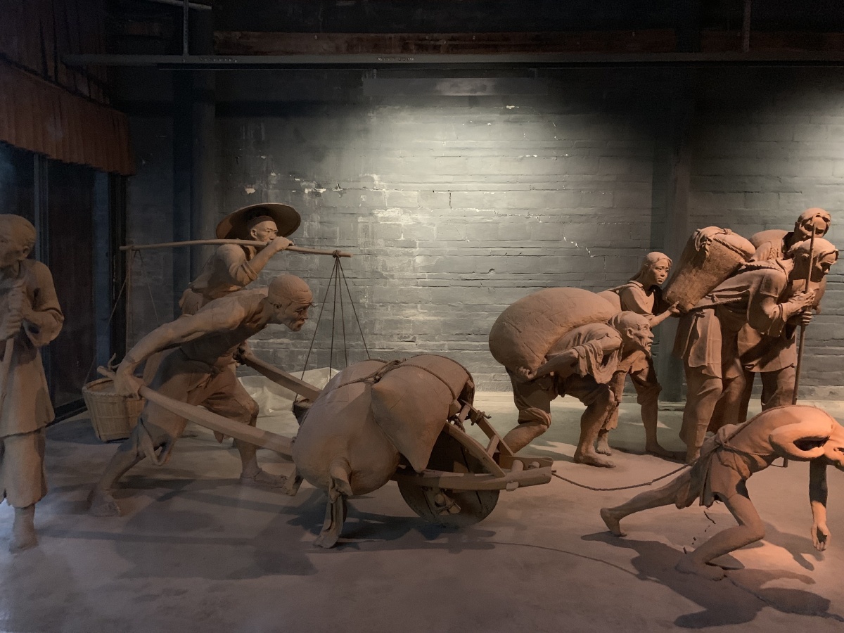 泥雕再现地主收粮场景人物刻画细腻生动雕塑精致传神