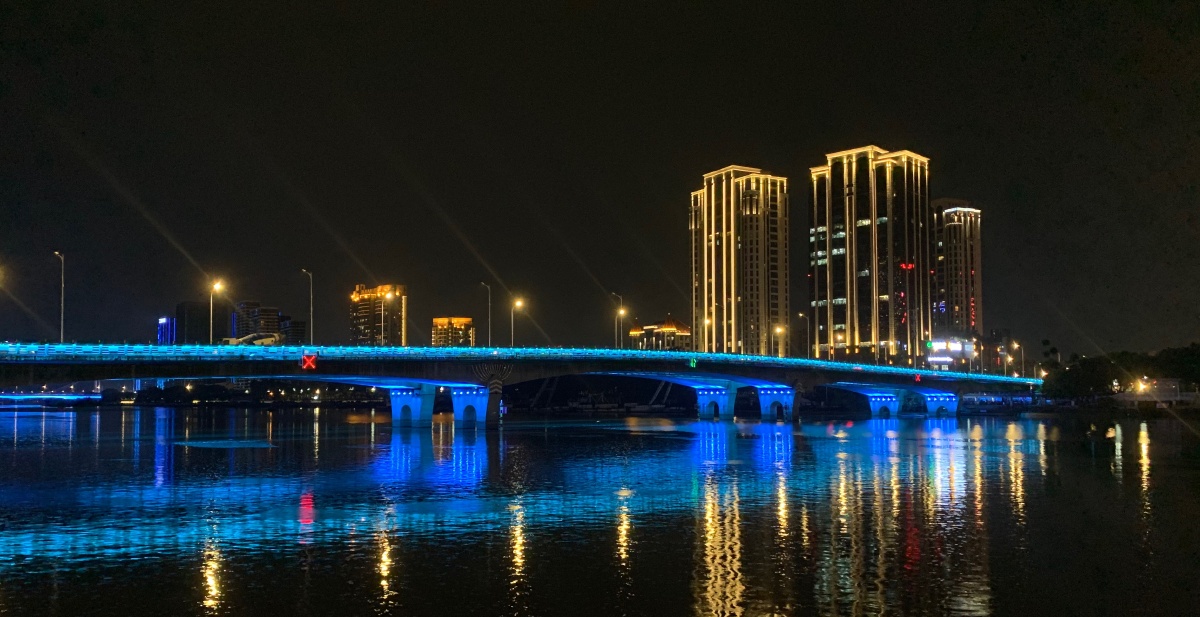 在有福之州拍摄的江滨公园极致夜景建筑物与水的倒影美丽动人