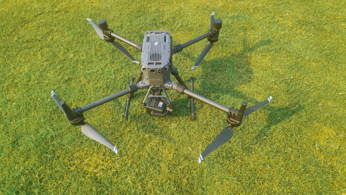 大疆无人机m300草坪试飞准备