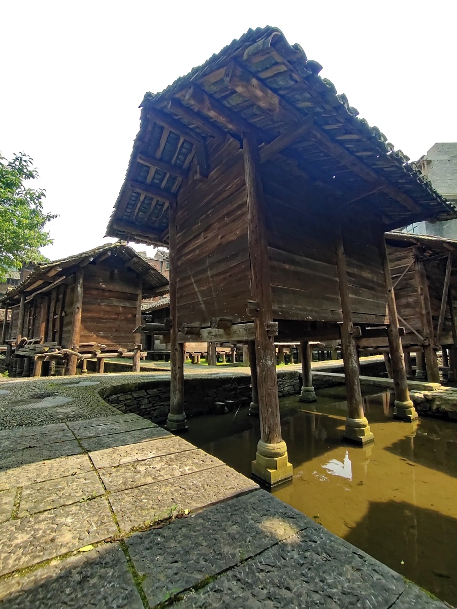 大塘水上粮仓建于水塘之上具有防火防鼠防虫蚁三大功用