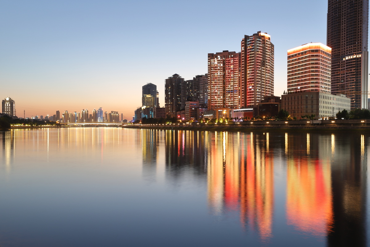 汉水边,远方江汉一桥在落日余晖下拉出一道金色,对