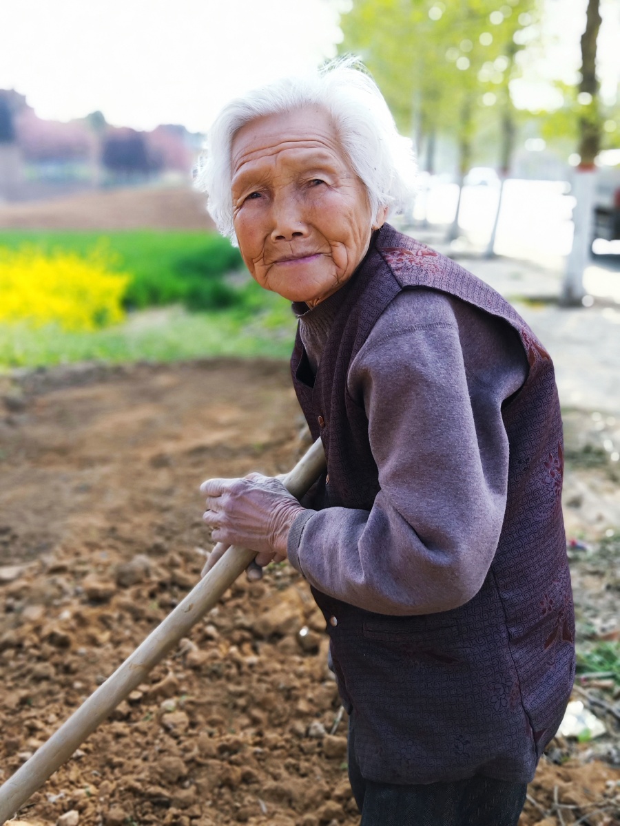 偶遇一个田间干活的老人,这么大年纪了还在干地里的活,就边聊天边拍了