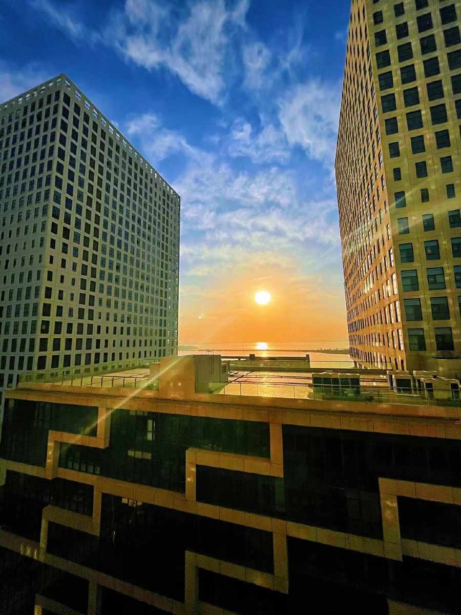 清晨,阳光唤醒这城市的角落