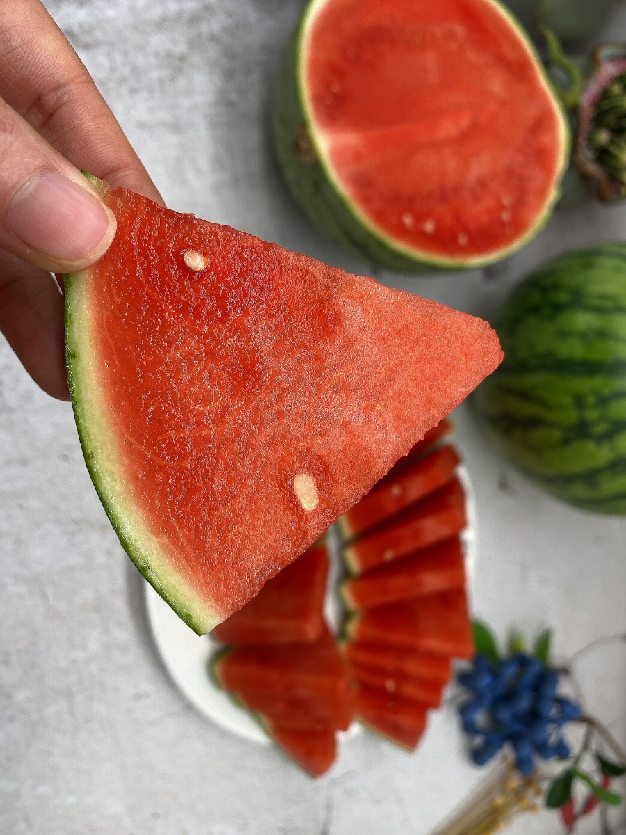 77夏季开始了帅童西瓜来了精品中的精品瓜皮薄无籽瓤色鲜红汁多肉脆