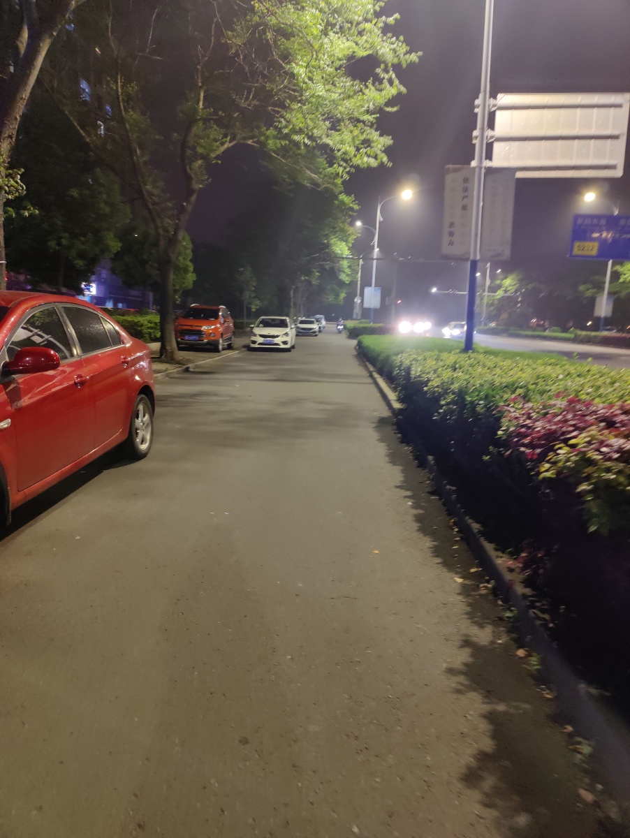 在无人的夜这个城市需要勇敢的逆行者,也包容孤独的逆行者!