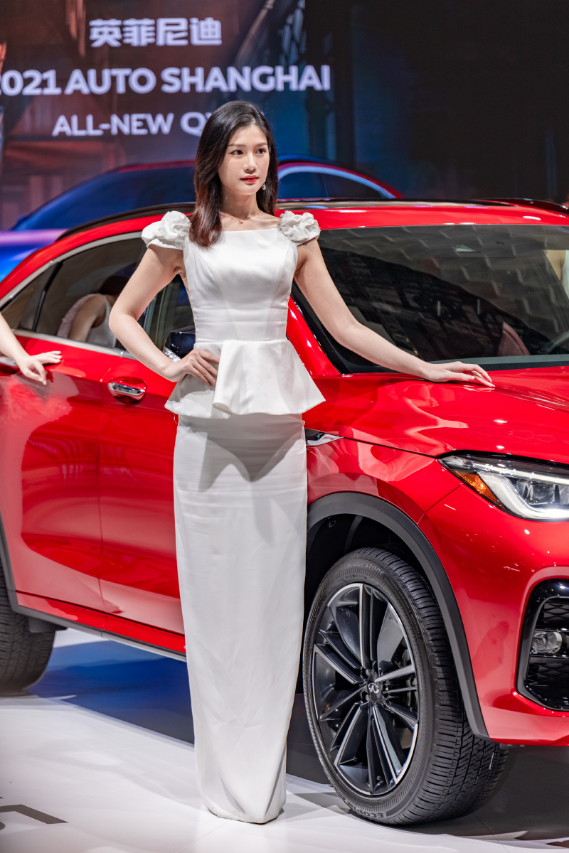 2021上海车展英菲尼迪展台车模小姐姐