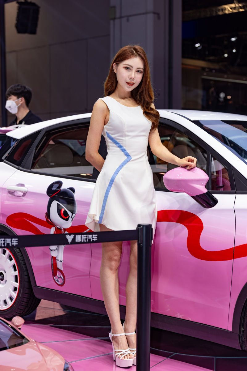 2021上海车展哪吒汽车展台车模小姐姐